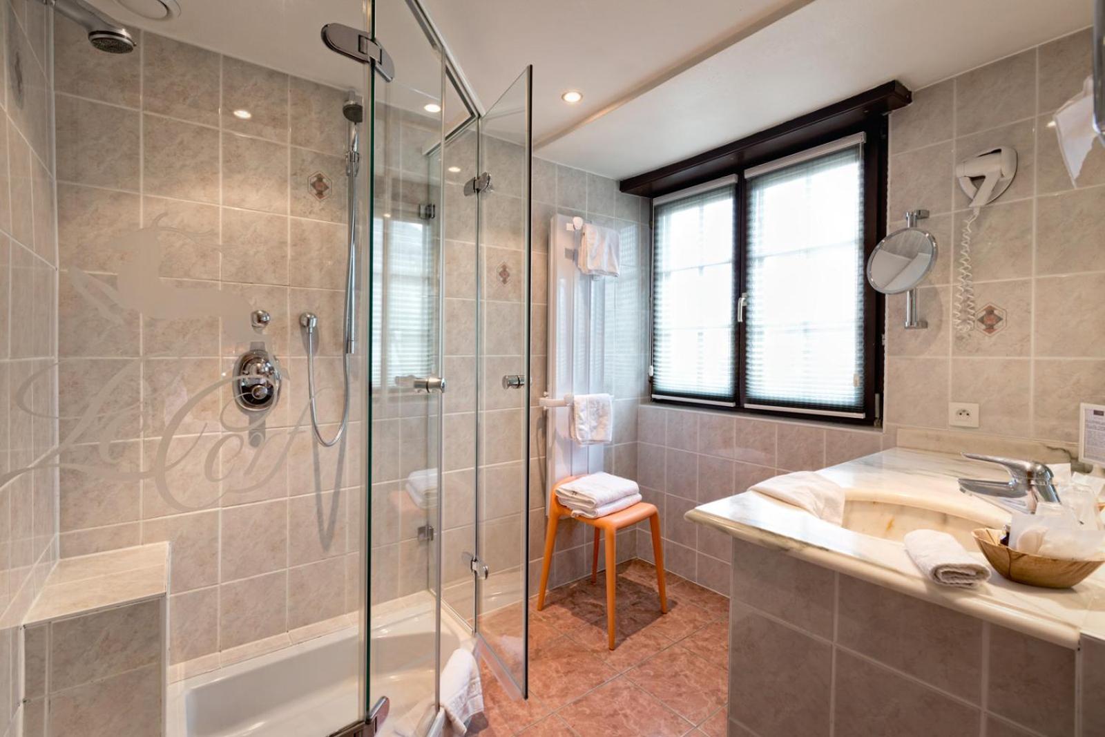 - Restaurant Le Cerf & Hotel 4*