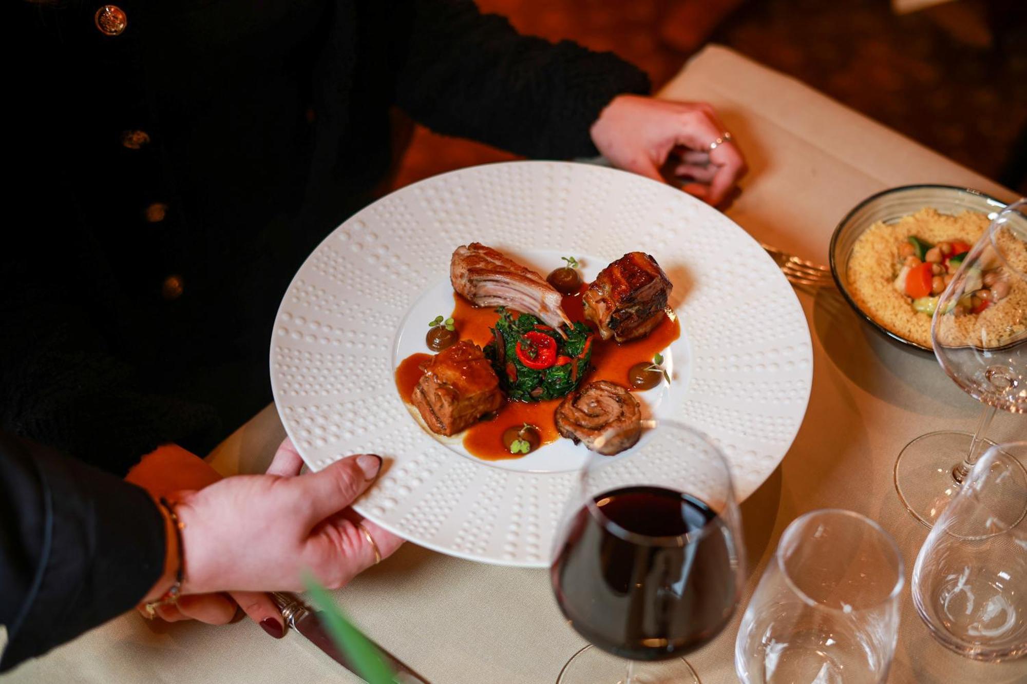 - Restaurant Le Cerf & Hotel